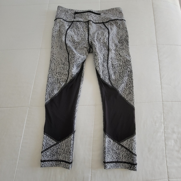 Lululemon Outrun Athletic Crops Power Luxtreme in Spray Jacquard White/Black, 8 - Picture 5 of 10